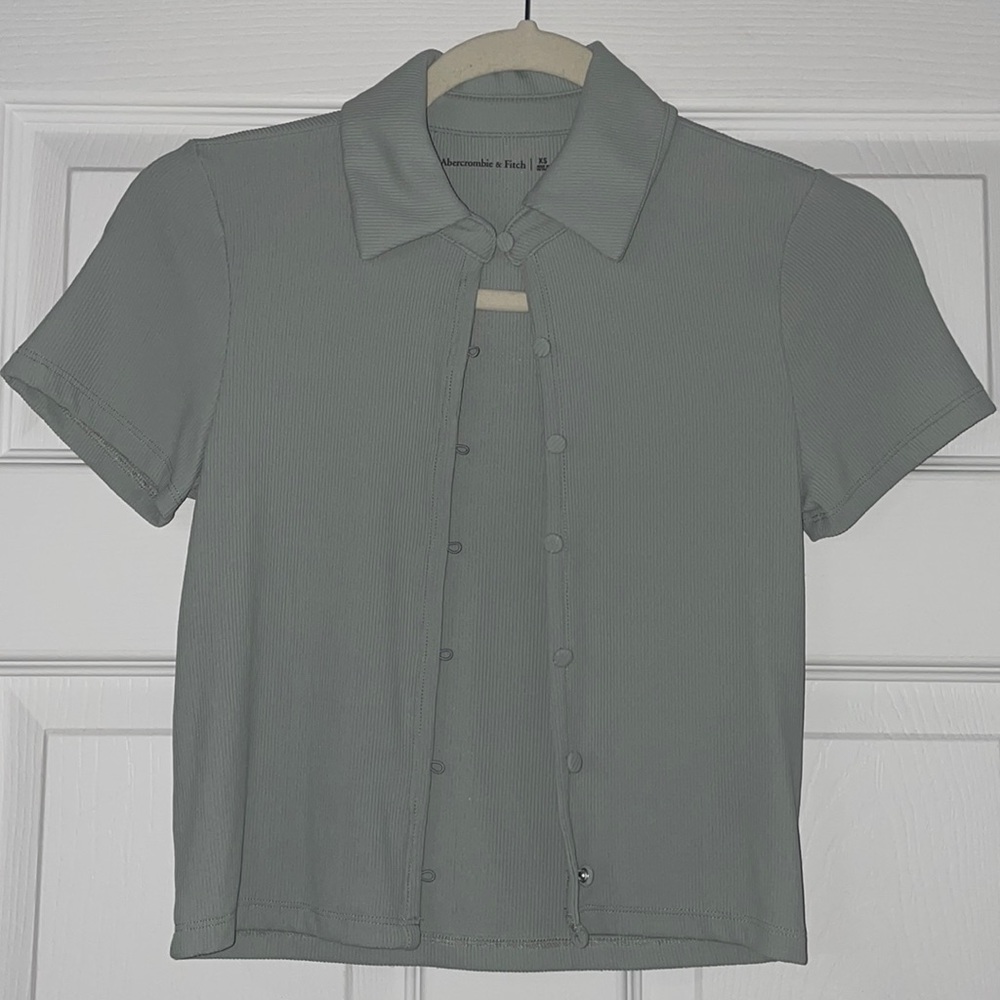 A&F button up cropped top
